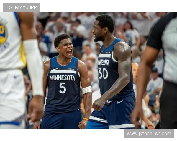 森林狼官方发布爱德华兹与姚明合照 称偷学背身技巧提升进攻实力